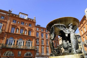 Foutaine à Toulouse et bâtiment en brique toulousaine