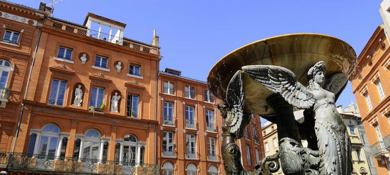 Foutaine à Toulouse et bâtiment en brique toulousaine