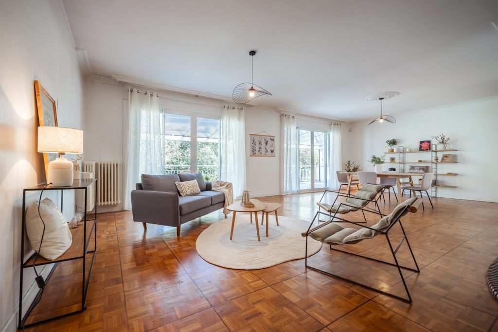 MAISON DE CARACTÈRE DES ANNÉES 60 – ENVIRON 174 M² – 4 CHAMBRES – BUREAU – VÉRANDA – GRAND GARAGE DE 80 m² – JARDIN SANS VIS-À-VIS – TOULOUSE