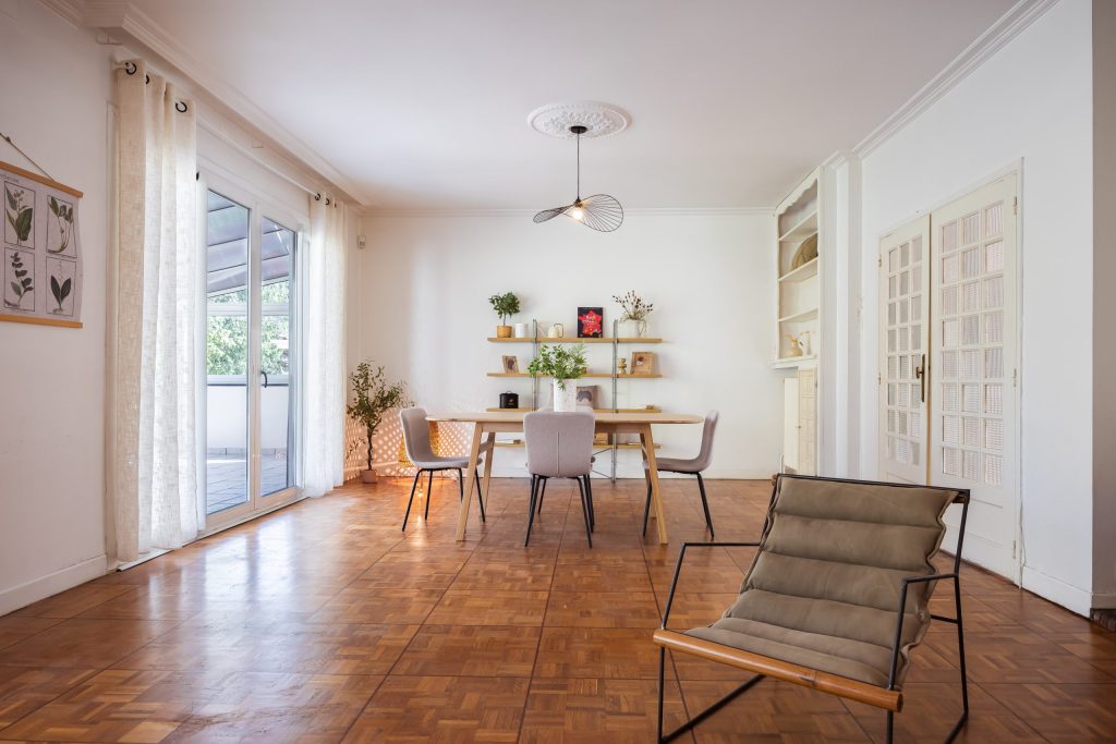 MAISON DE CARACTÈRE DES ANNÉES 60 – ENVIRON 174 M² – 4 CHAMBRES – BUREAU – VÉRANDA – GRAND GARAGE DE 80 m² – JARDIN SANS VIS-À-VIS – TOULOUSE